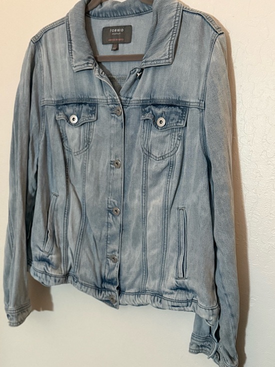 Torrid Light Wash Denim Jacket EUC - Picture 2 of 4